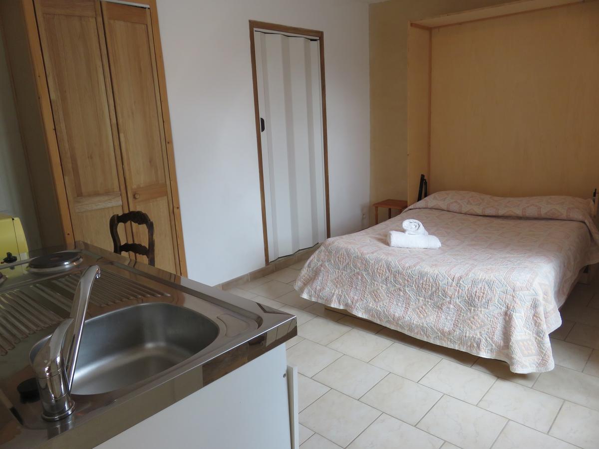 Cafe De La Place Gite & Chambres D'Hotes "Lou Pastre" Lanuéjols Eksteriør billede